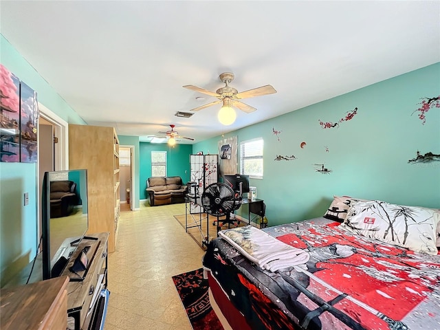 bedroom with ceiling fan