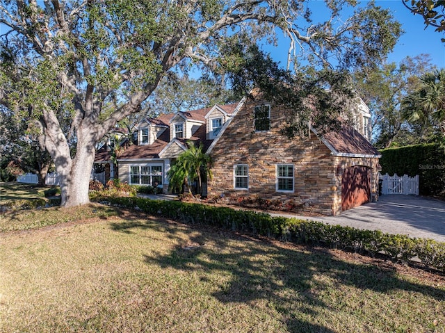 view of front of home featuring a front yard