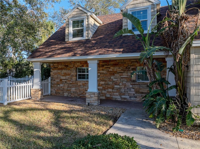 view of front of home featuring a front lawn