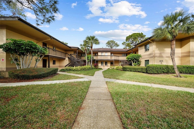 view of property's community featuring a yard