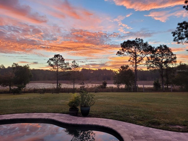 view of yard at dusk