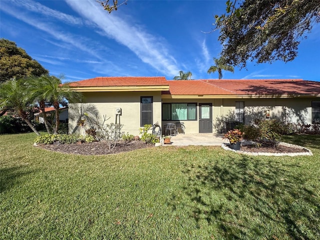 back of house featuring a lawn