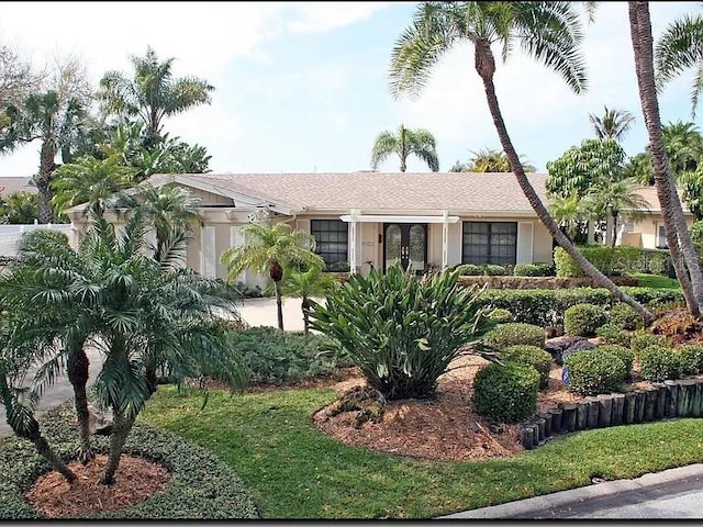 single story home with a front lawn