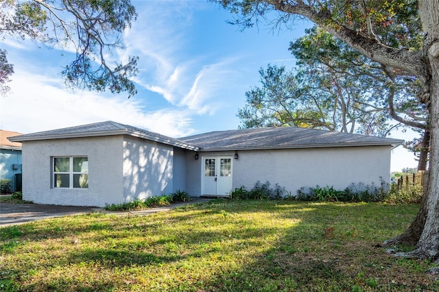 view of front of property with a front lawn