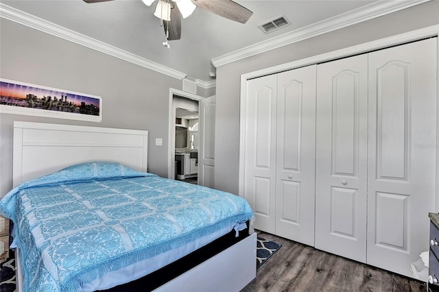 bedroom featuring a closet, ceiling fan, crown molding, and hardwood / wood-style flooring