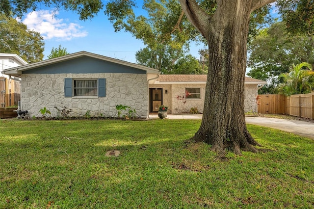 single story home featuring a front lawn