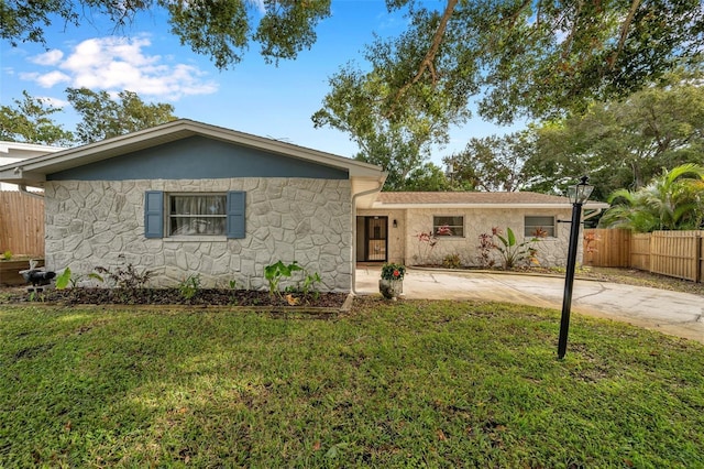 view of front of home featuring a front lawn