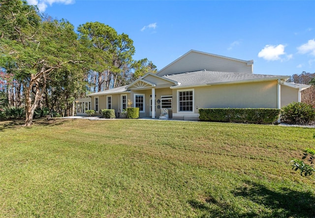 view of front of house featuring a front lawn