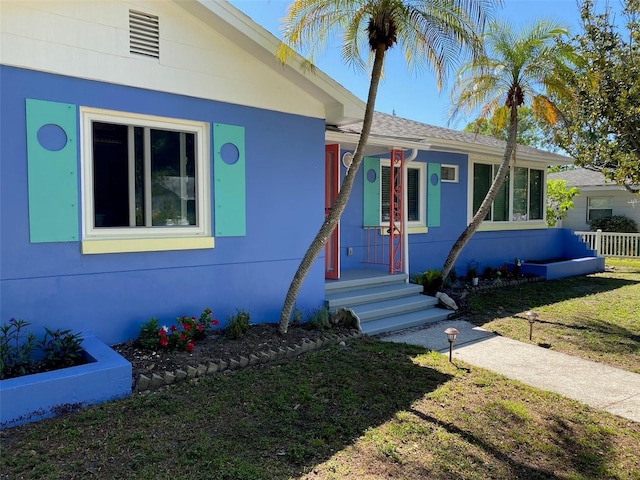 view of front of property featuring a front lawn