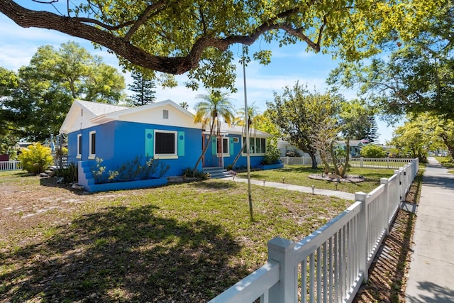 view of front facade featuring a front yard