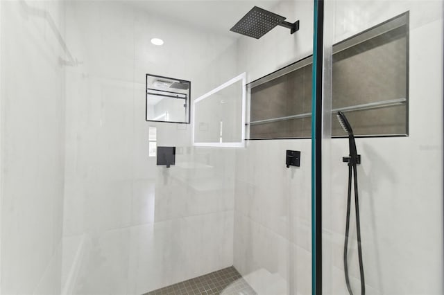 bathroom featuring tiled shower