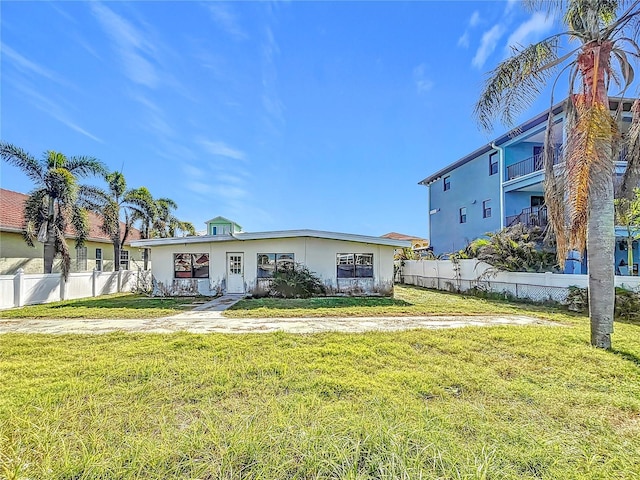 view of front of house with a front yard