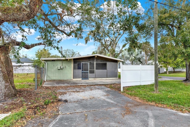 view of front of house featuring a front yard