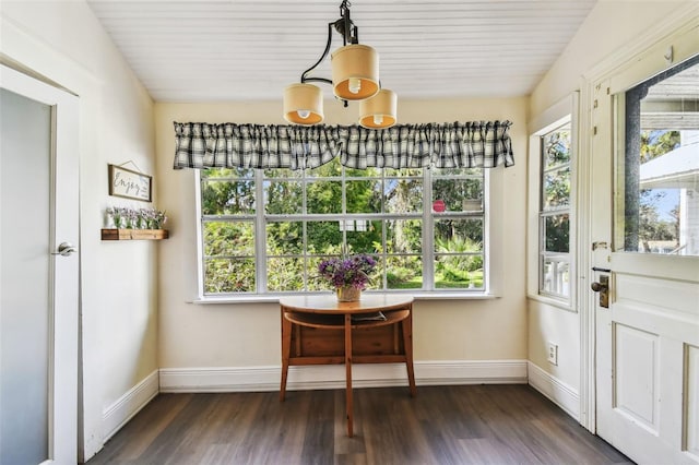 sunroom / solarium with vaulted ceiling