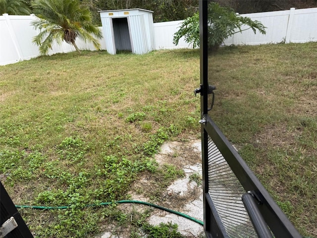 view of yard featuring a shed