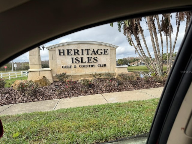 community / neighborhood sign featuring a yard