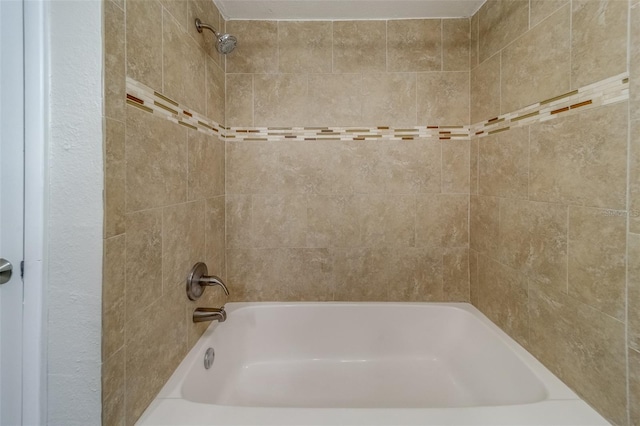 bathroom with tiled shower / bath