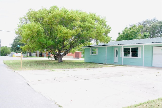 view of front of property featuring a front lawn