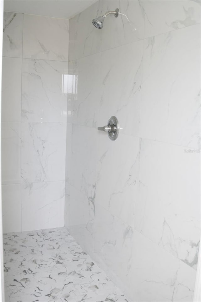 bathroom featuring a tile shower