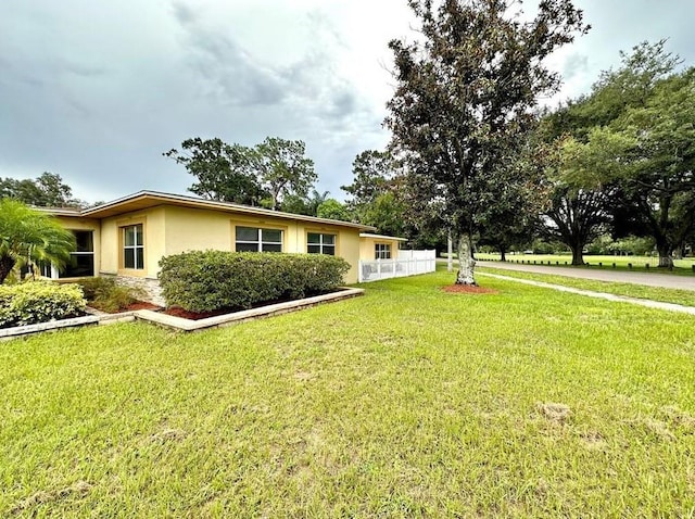 ranch-style home featuring a front lawn