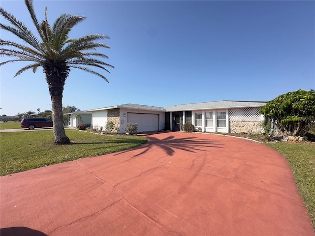 view of front of home featuring a front lawn and a garage