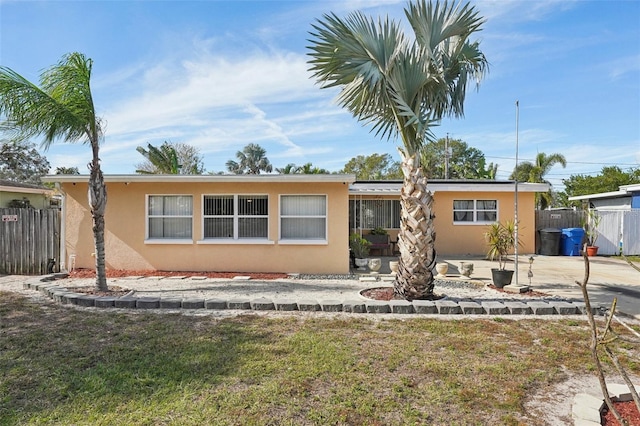 view of front of home featuring a front yard