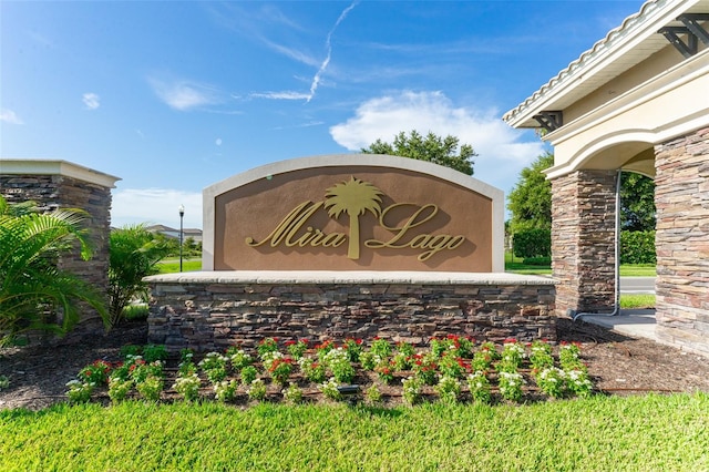 view of community / neighborhood sign