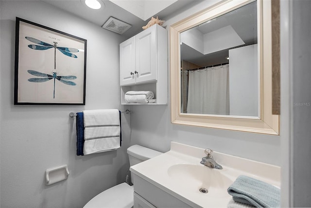 bathroom with toilet, a shower with curtain, visible vents, and vanity