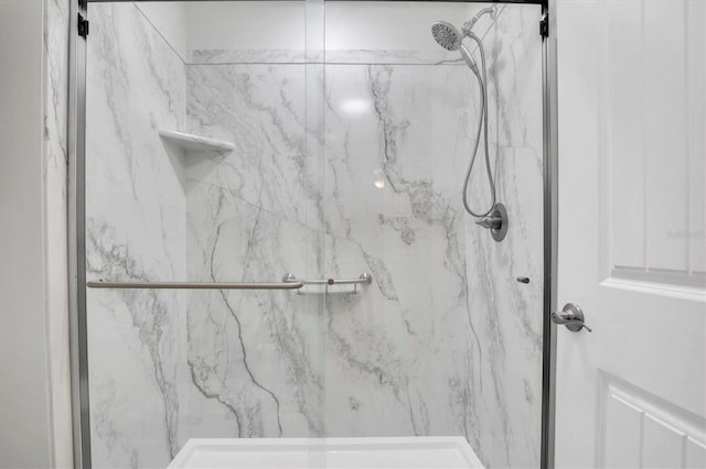 bathroom featuring a tile shower