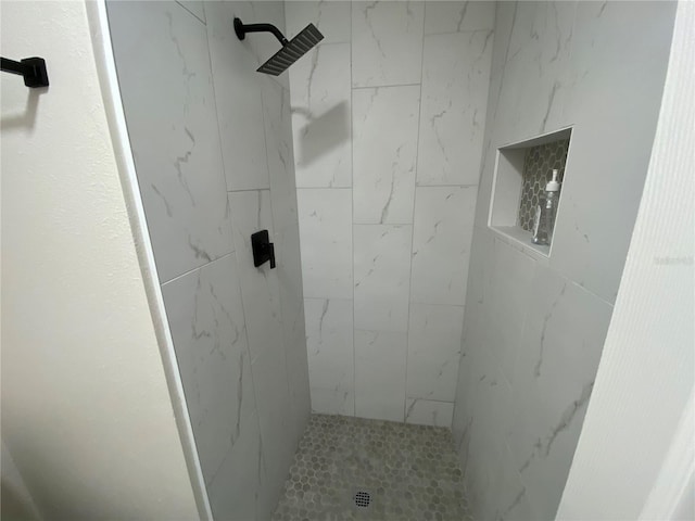 bathroom featuring tiled shower