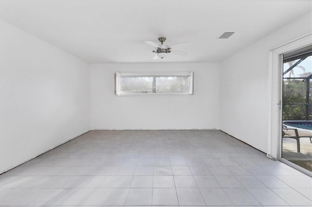 empty room featuring plenty of natural light and ceiling fan