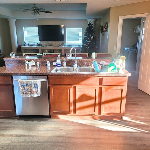 kitchen featuring ceiling fan, sink, dishwasher, washing machine and dryer, and light hardwood / wood-style floors