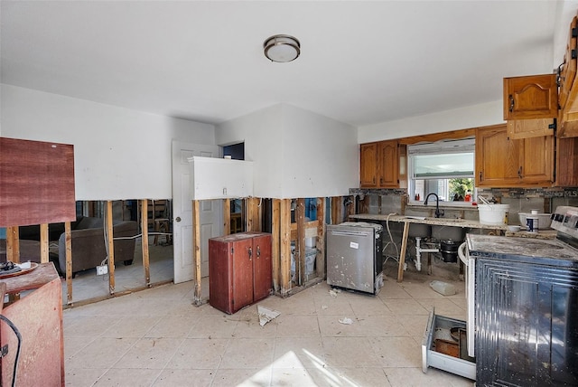 kitchen featuring decorative backsplash, stove, and sink