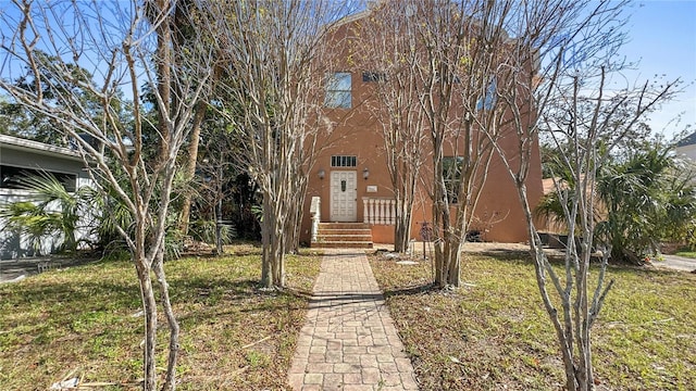 view of front facade featuring a front lawn