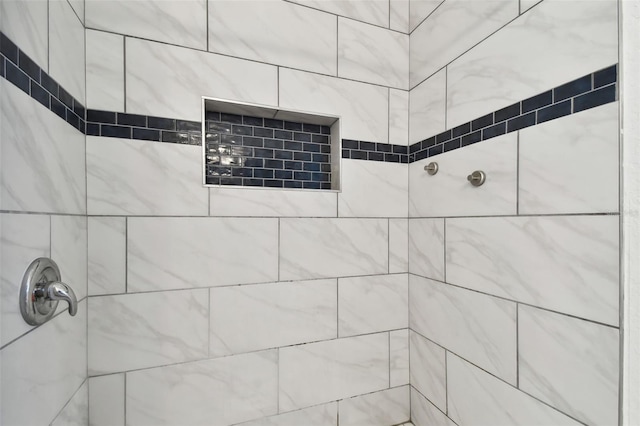 bathroom featuring a tile shower