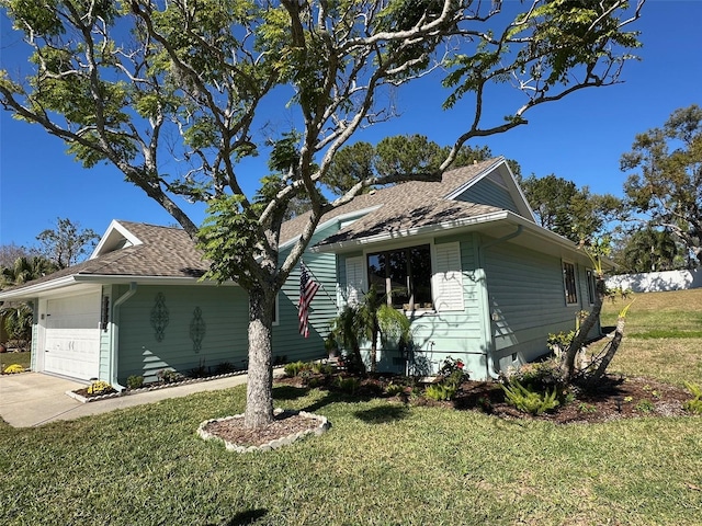 view of front facade featuring a garage and a front lawn