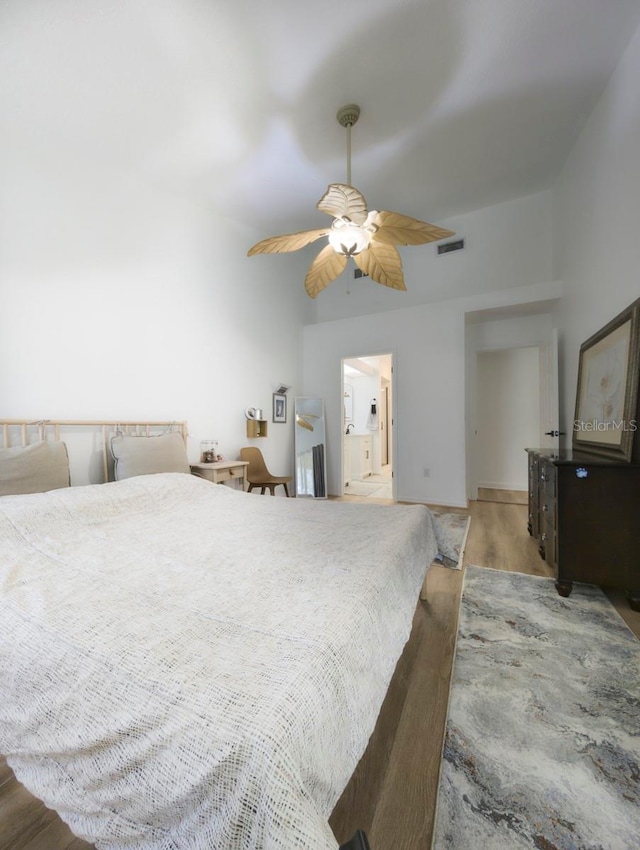 bedroom featuring dark wood-style flooring, visible vents, and a ceiling fan