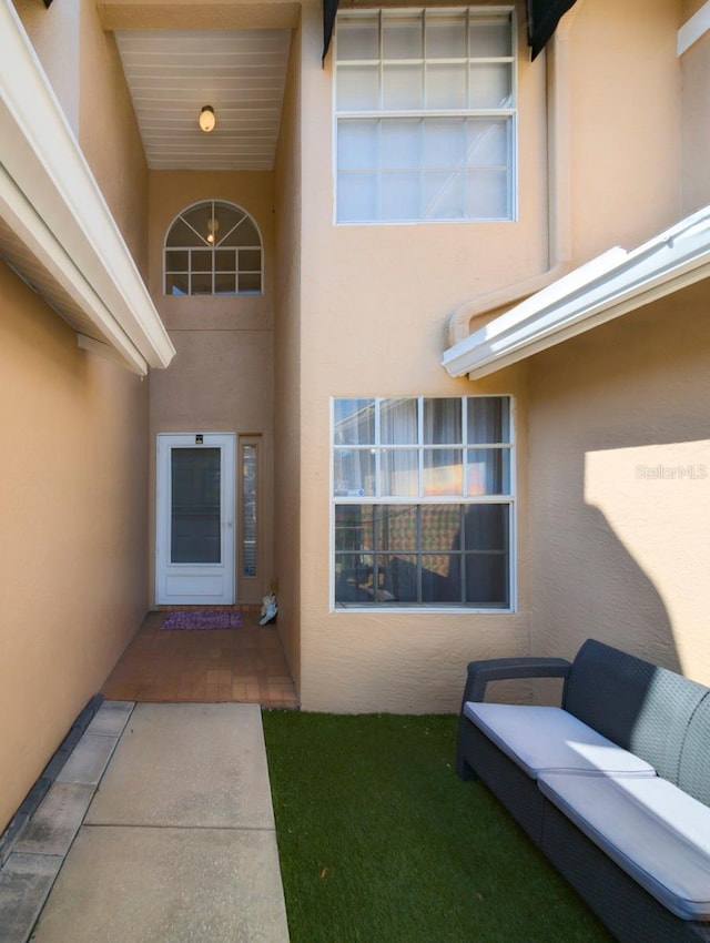 view of exterior entry featuring stucco siding