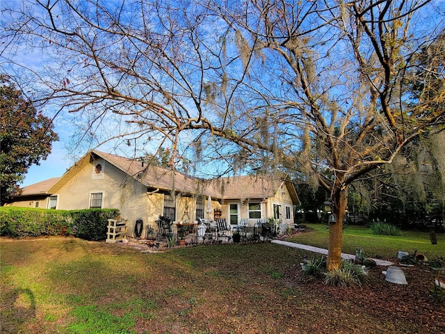 ranch-style home with a front yard