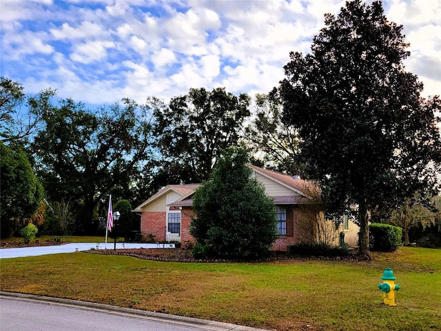 view of front of house with a front lawn