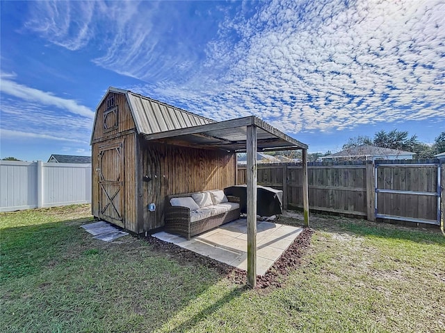 view of outdoor structure featuring a yard