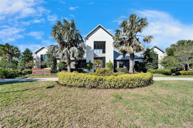 view of front facade with a front lawn