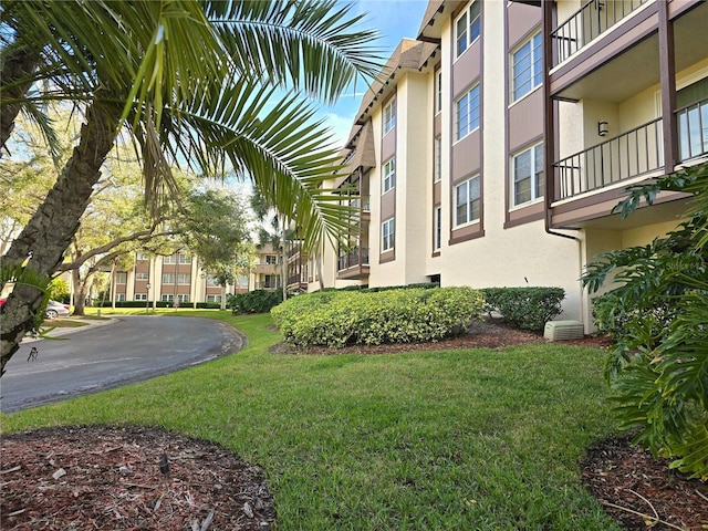 view of property's community with a lawn and a residential view