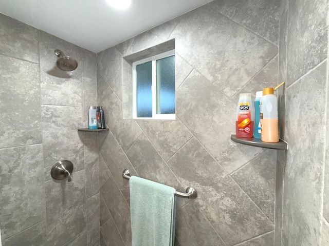 bathroom featuring tiled shower