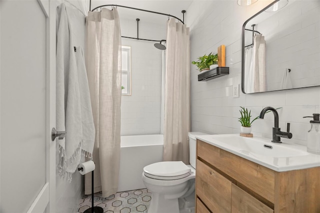 full bathroom featuring backsplash, toilet, shower / bath combo with shower curtain, vanity, and tile walls