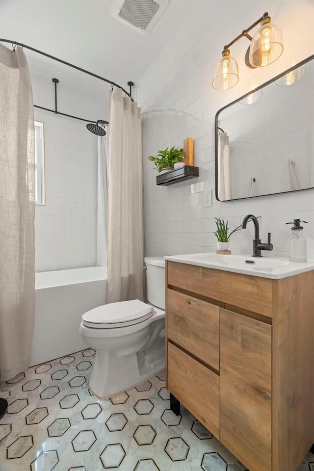 full bathroom featuring backsplash, shower / bath combination with curtain, toilet, vanity, and tile walls