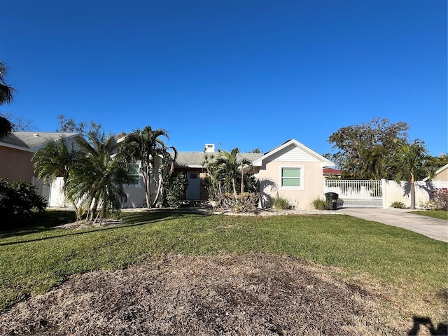 view of front of property featuring a front yard