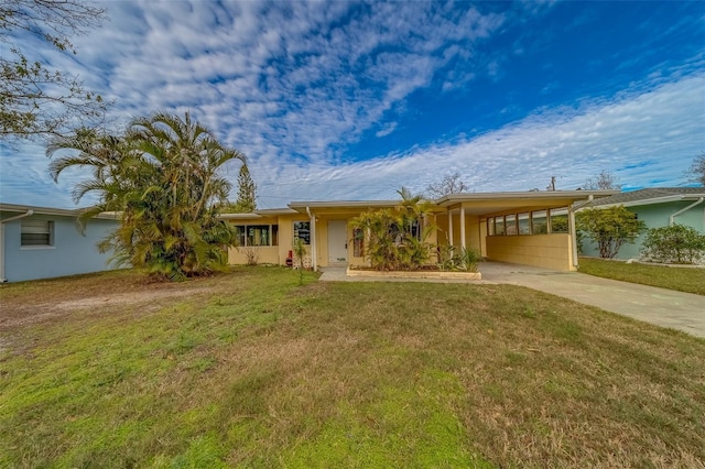 view of front of house featuring a front lawn and a carport