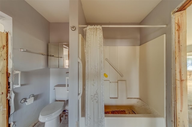 bathroom featuring a shower with shower curtain and toilet