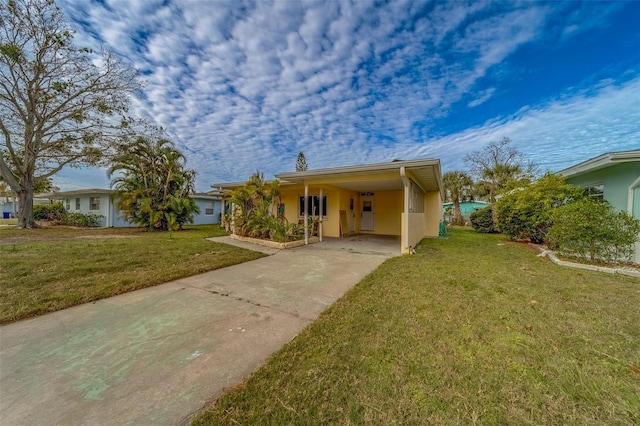 view of front facade featuring a carport and a front lawn